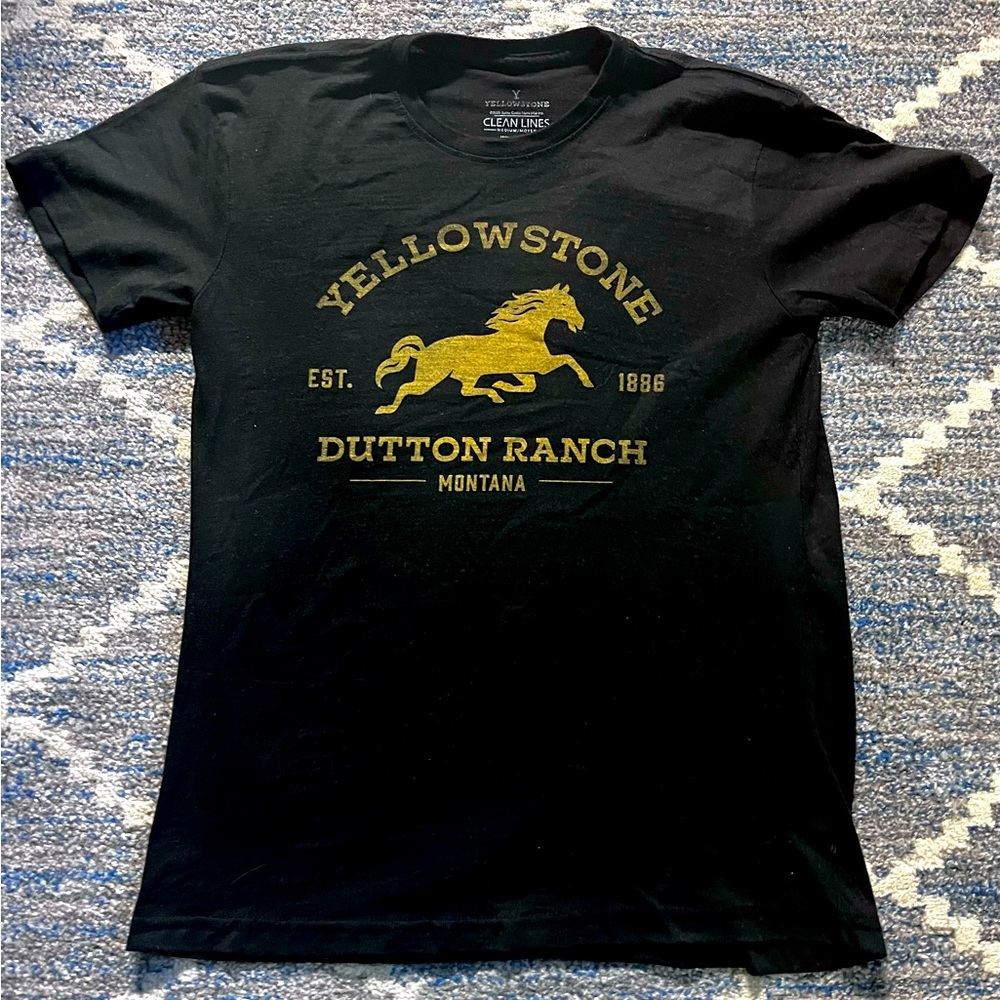 NWOT Simons Yellowstone Clean Lines Size M T-shirt.